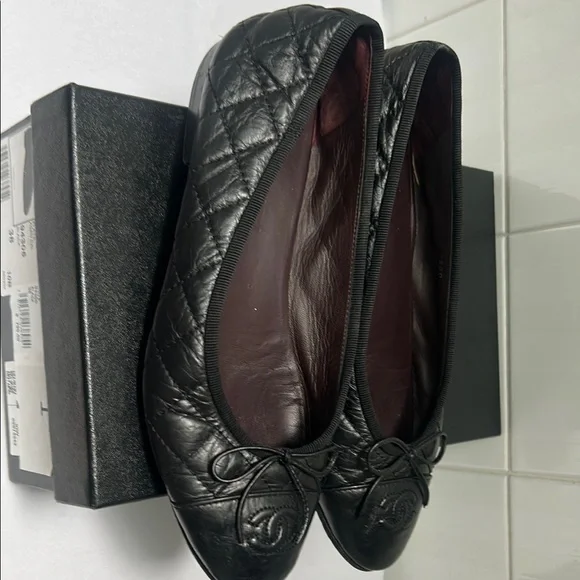 CHANEL Black Flats with Bow Accent - Picture 2 of 7